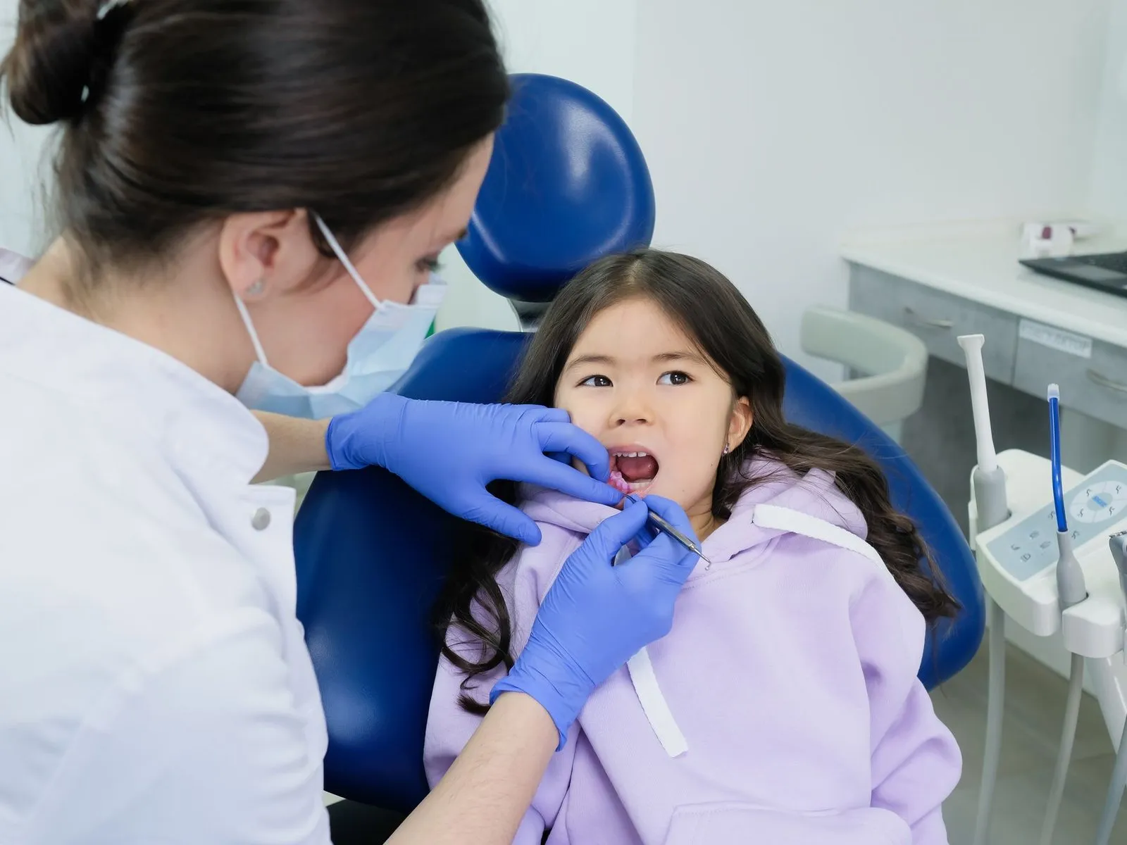 Dental koltukta dişleri muayene edilen kız çocuğu